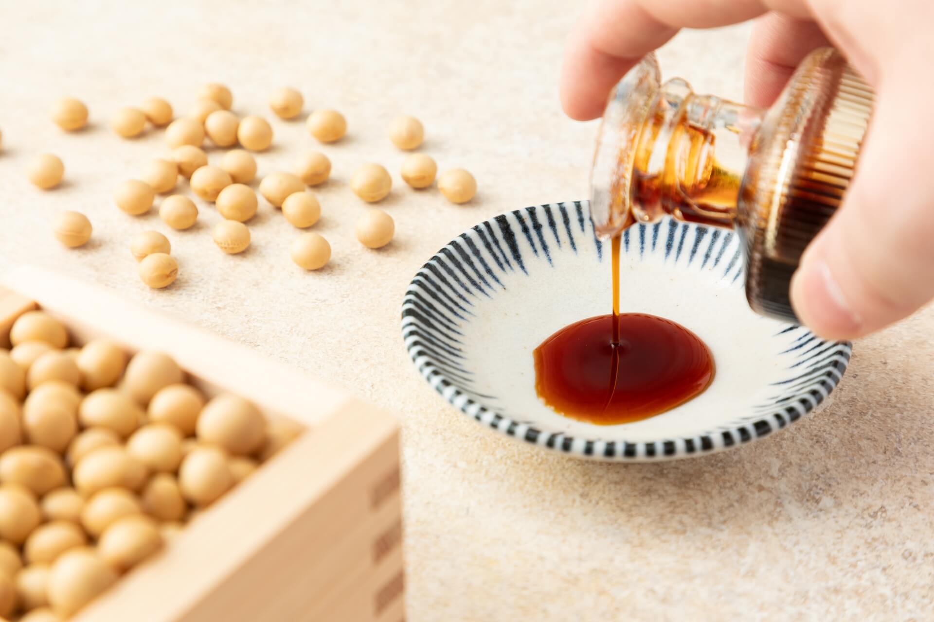 醤油の地域差を比較理解！関東のすっきり感と九州の濃厚な甘みの魅力を解説